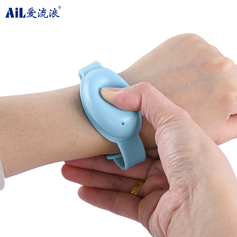 2020 Customize Logo Silicone Hand Wristband Automatic Sanitizer Dispenser Bracelet